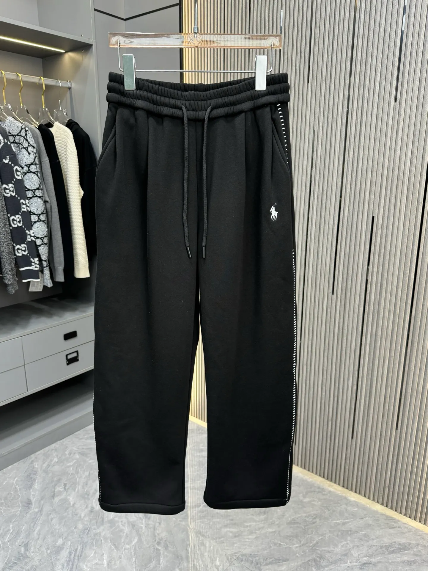 P280 polo Ralph Lauren 2025 autumn and winter new casual heavy industry suit is produced in high version! The top version of the trading company channel order, external orders for imported custom fabrics, high breathability and comfort, impeccable details, absolutely worth buying! This type of suit is also a must-have for lazy people. You don’t have to think about how to match it, you can just get it in one set! Brand element design concept, delicate and soft feel! It presents a casual cut and the upper body shape is great! On sale simultaneously on the official website! From a high-end men's positioning brand, the low-key luxury taste is irresistible! Exquisite workmanship and impeccable quality! The overall style is simple, fashionable and timeless, fully meeting the requirements of stylish and tasteful dressing! Size: S M L XL (or please state your height and weight when placing an order)